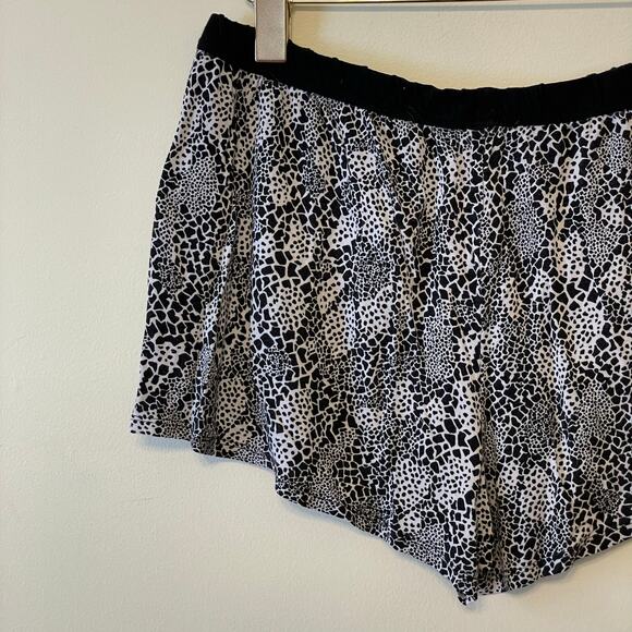 (2) Dillards Pajamas M shorts / S top AOP black white giraffe animal print - Picture 14 of 15